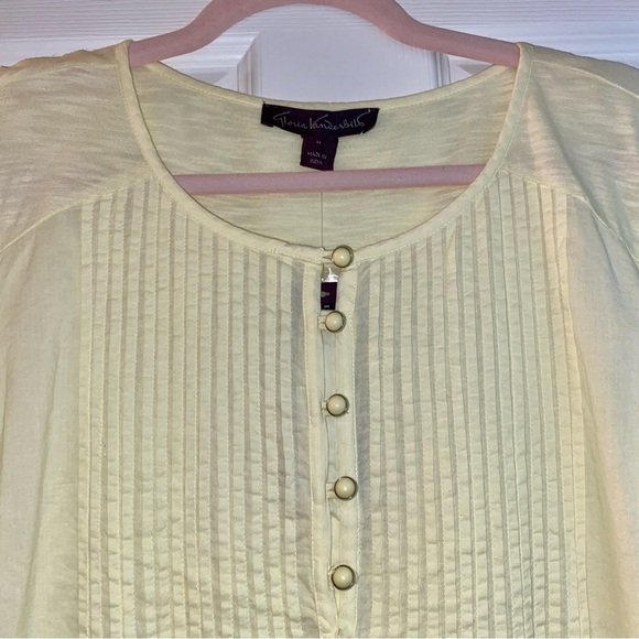 NWT Gloria Vanderbilt Pleated Roll Tab Sleeve Top w/ Crocheted Hem Size Medium - Picture 2 of 7